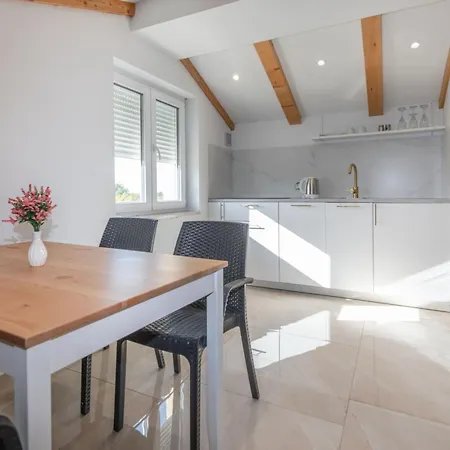 Antonia, A Beautiful Pool In A Large 1900 Sqm Garden Modrusani