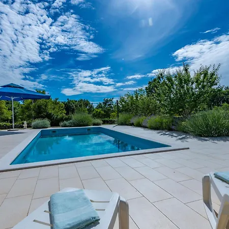 Dom wakacyjny Antonia, A Beautiful Pool In A Large 1900 Sqm Garden Modrušani