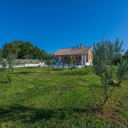 Antonia, A Beautiful Pool In A Large 1900 Sqm Garden Holiday home