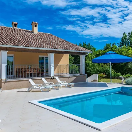 Dom wakacyjny Antonia, A Beautiful Pool In A Large 1900 Sqm Garden